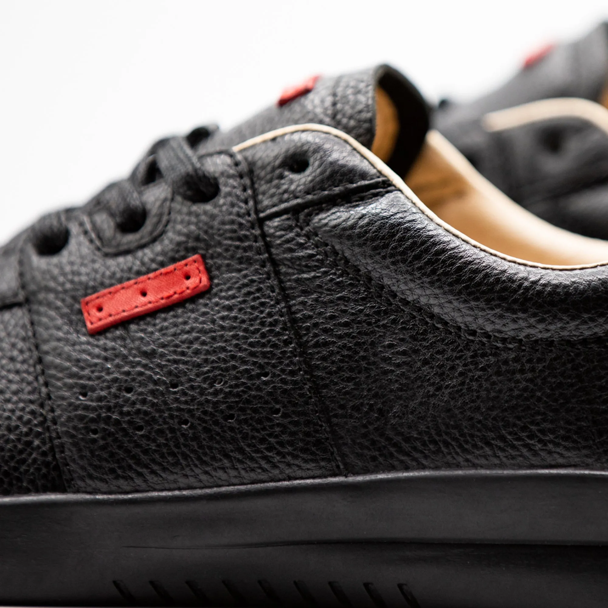 Harmann Black / Black