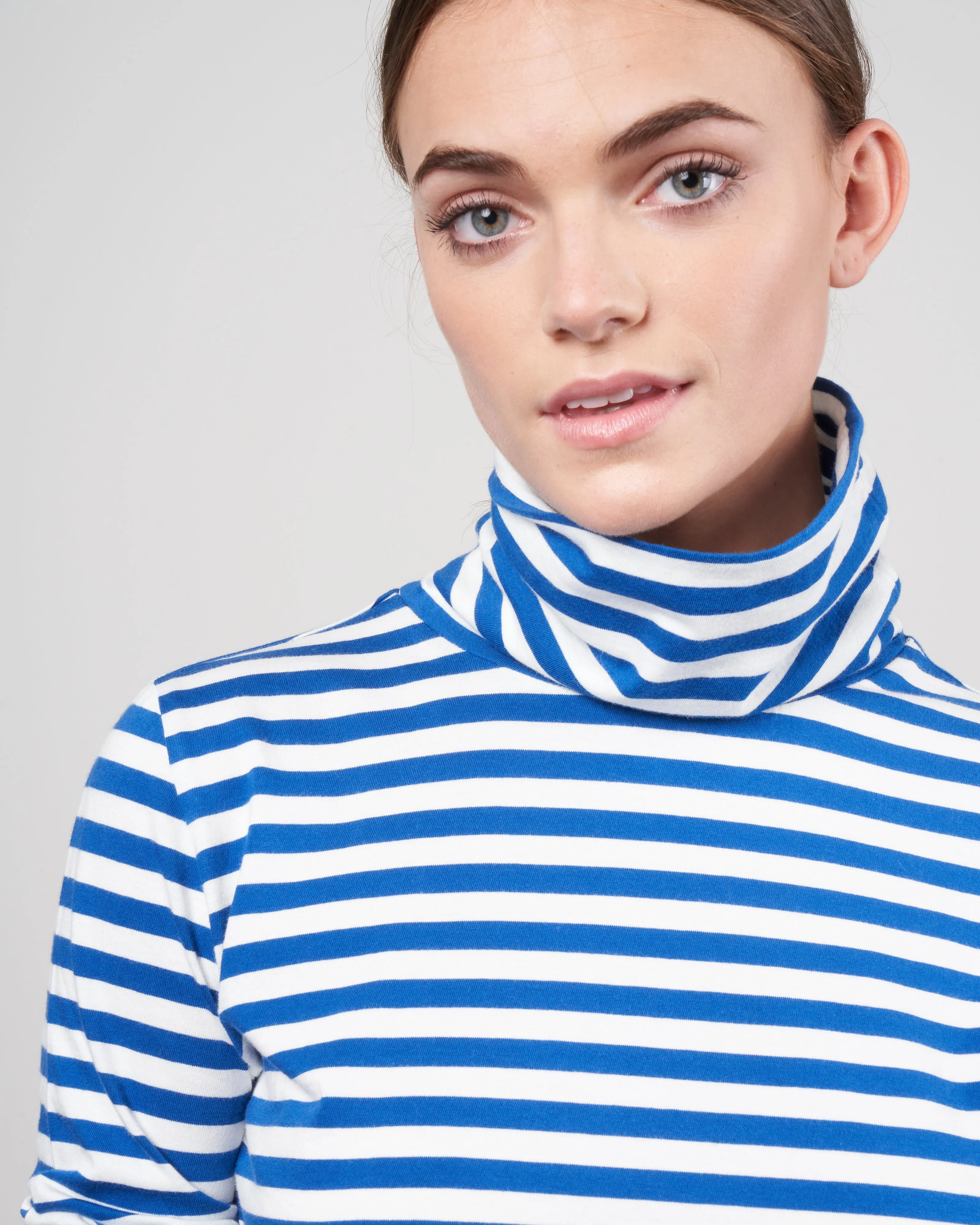 the turtleneck - true blue/cream